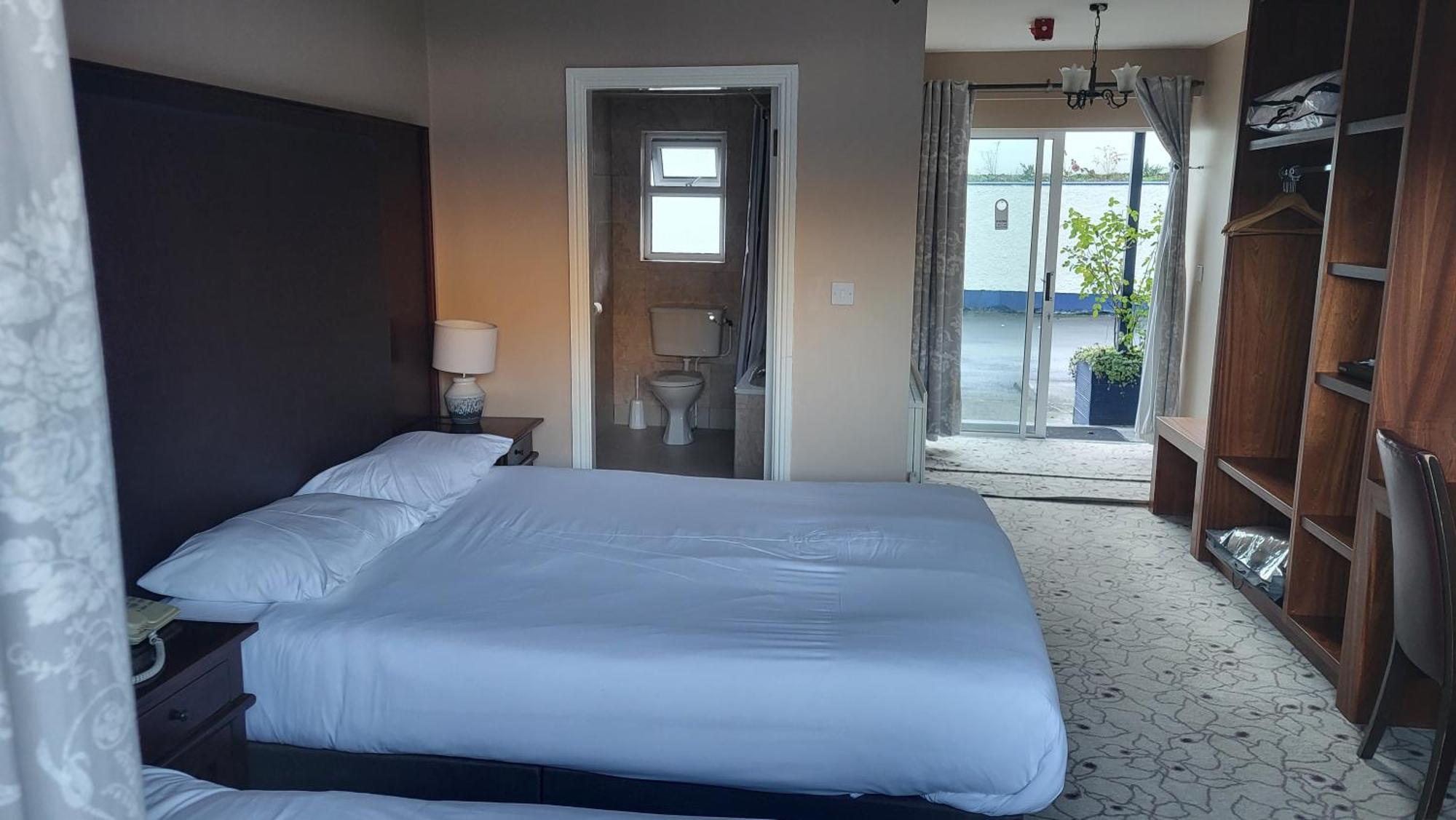 Leenane Hotel Лийнан Екстериор снимка