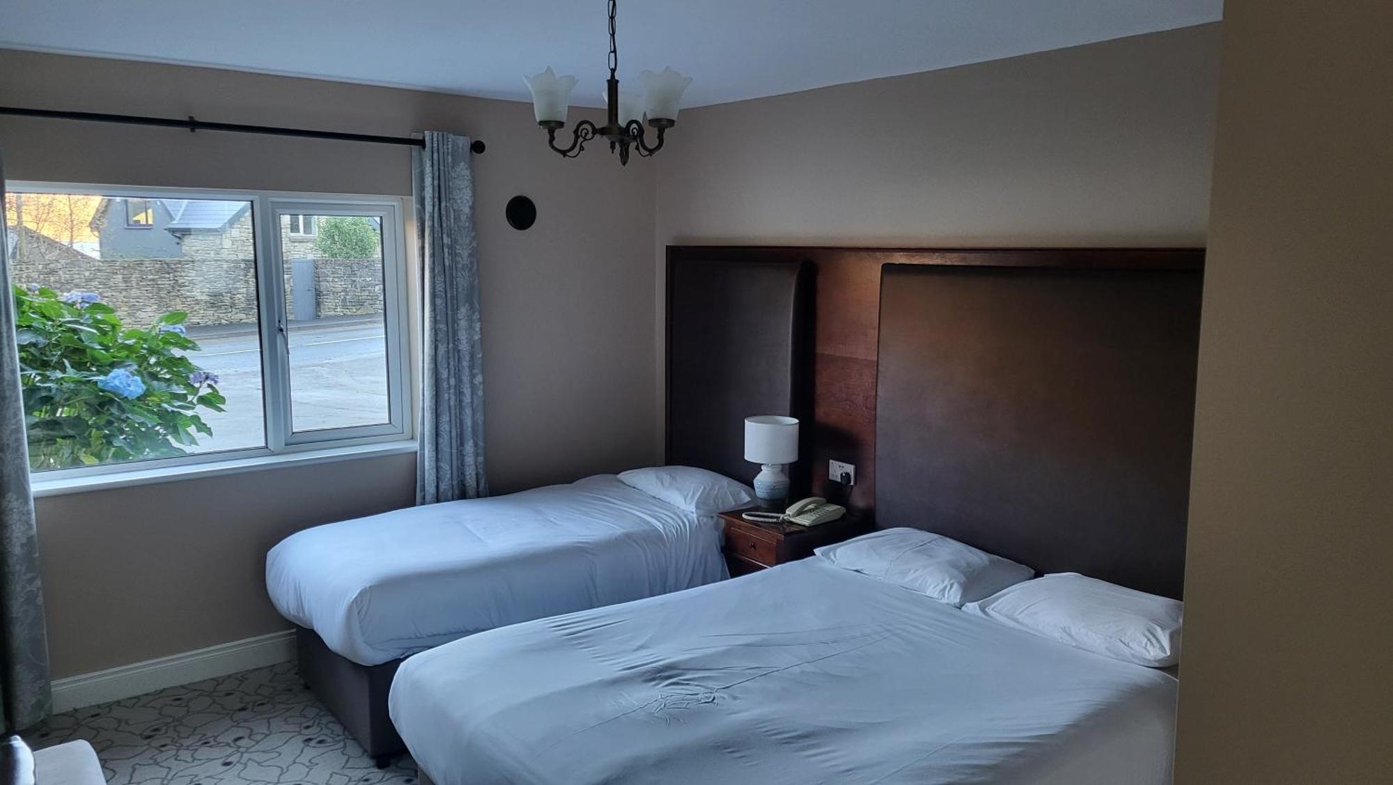 Leenane Hotel Лийнан Екстериор снимка