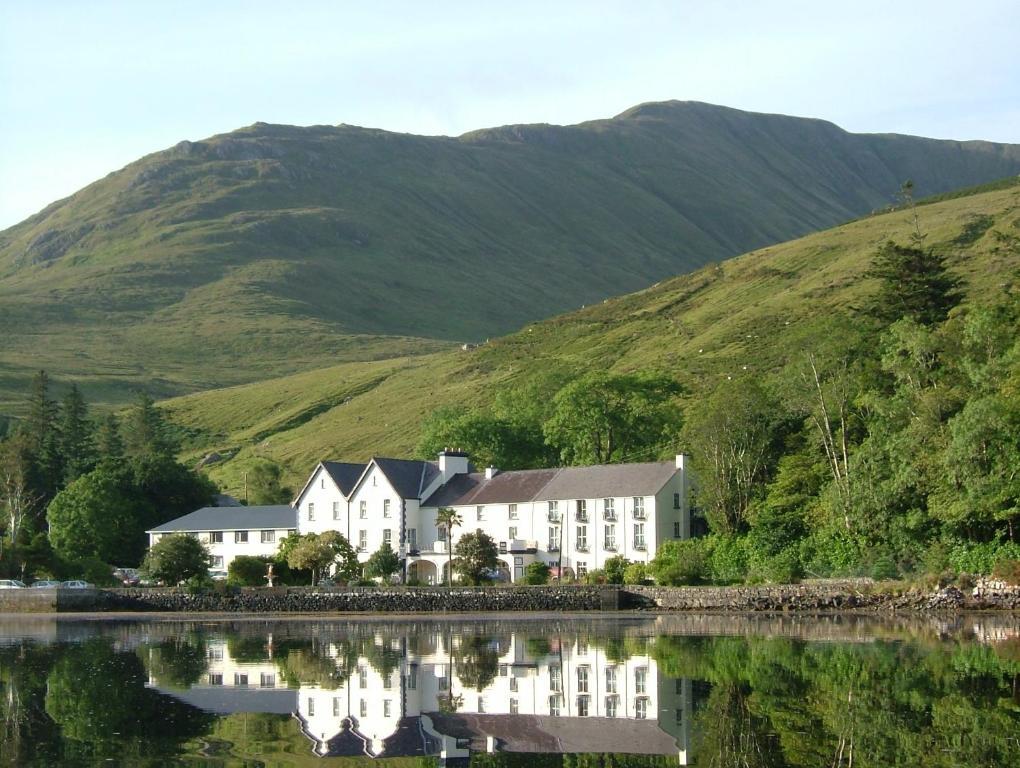 Leenane Hotel Лийнан Екстериор снимка