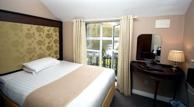 Leenane Hotel Лийнан Екстериор снимка